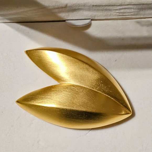 Antique Givenchy pin Gold Tone. Box included - Picture 2 of 3